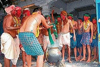 ಸುಡುವ ಅನ್ನ ಹಿಡಿಯುವ ಪೂಜಾರಿ