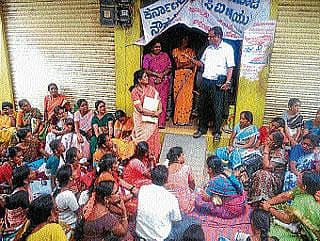 ಅಂಗನವಾಡಿ ಕಾರ್ಯಕರ್ತೆಯರ ಧರಣಿ