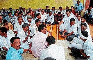 ಕೃಷಿ ಬ್ಯಾಂಕ್ ಸಿಇಓ ಅಮಾನತಿಗೆ ಆಗ್ರಹ