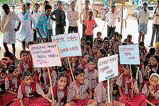 ಶಿಕ್ಷಕರ ಸಮಸ್ಯೆ ನಿವಾರಿಸಲು ಒತ್ತಾಯ