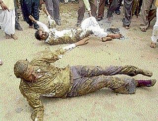 ಸಗಣಿ ಸುರಿದುಕೊಂಡು ಪ್ರತಿಭಟನೆ