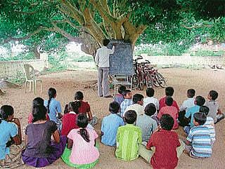 ಬಯಲಿನಲ್ಲಿ ಓದುತ್ತಿರುವ ವಿದ್ಯಾರ್ಥಿಗಳು