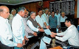 ಸರ್ಕಾರಿ ಶಾಲೆಗಳಲ್ಲಿ ಆಂಗ್ಲ ಮಾಧ್ಯಮ ನಿರ್ಧಾರ ಕೈಬಿಡಲು ಕನ್ನಡ ಸಂಘಟನೆಗಳ ಮನವಿ