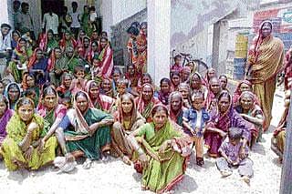 ಖಾತರಿ ಕೆಲಸಕ್ಕಾಗಿ ಪಂಚಾಯಿತಿಗೆ ಬೀಗ