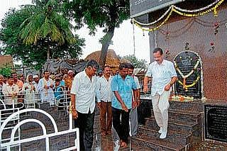 ನವಲಗುಂದ: ವೀರಗಲ್ಲಿಗೆ ಮುಖ್ಯಮಂತ್ರಿ ಗೌರವಾರ್ಪಣೆ