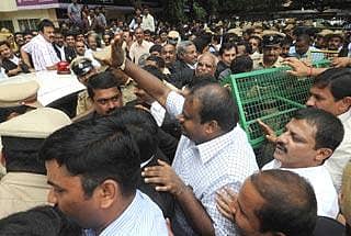 ಕೋರ್ಟ್ಗೆ ಎಚ್ಡಿಕೆ ದಂಪತಿ: ಬಾಂಡ್ ಸಲ್ಲಿಕೆ