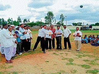 ಲಕ್ಷ್ಮೇಶ್ವರ: ದಸರಾ ಕ್ರೀಡಾಕೂಟ ಉದ್ಘಾಟನೆ