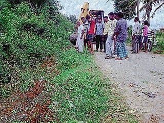 ದಾರಿಗೆ ಅಡ್ಡಿಯಾದ ಪೊದೆ ತೆಗೆದ ಗ್ರಾಮಸ್ಥರು
