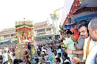 ಆನೇಕಲ್ನಲ್ಲಿ ಅಂಬಾರಿ ಮೇಲೆ ಜಂಬೂ ಸವಾರಿ