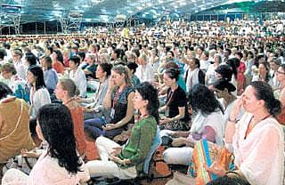 ಆಶ್ರಮದ ತುಂಬ ವಿದೇಶಿಯರು