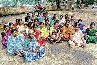 ಅಕ್ರಮ ಮದ್ಯದ ವಿರುದ್ಧ ಮಹಿಳೆಯರ ಧರಣಿ