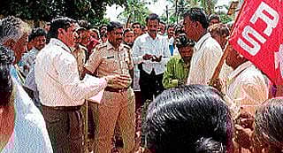 ಕೂಲಿಗಾಗಿ ಆಗ್ರಹಿಸಿ ಪ್ರತಿಭಟನೆ