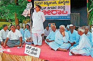 ರೈತರಿಂದ ಅನಿರ್ದಿಷ್ಟಾವಧಿ ಧರಣಿ