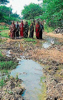 ದೇವಣಗಾಂವ ಗ್ರಾಮದ ರಸ್ತೆಗಳ ದುಃಸ್ಥಿತಿ