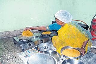 ಬದುಕು ಟ್ಟಿಕೊಟ್ಟ ಚಪಾತಿ ಉದ್ಯಮ