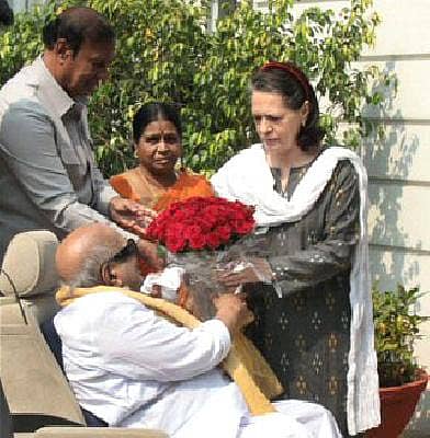 ಸೋನಿಯಾ ಭೇಟಿ ಮಾಡಿದ ಕರುಣಾನಿಧಿ