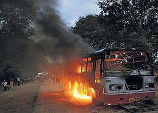 ಉದ್ರಿಕ್ತರಿಂದ 2 ಬಸ್‌ಗೆ ಬೆಂಕಿ