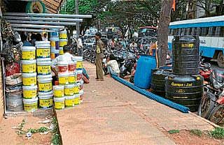 ಫುಟ್ಪಾತ್ ಅತಿಮಕ್ರಣ, ಪಾರ್ಕಿಂಗ್ ಕಿರಿಕಿರಿ...