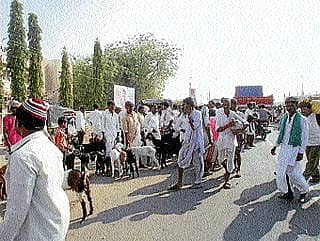 ಶಹಾಪುರ: ಸಂಚಾರಕ್ಕೆ ತೊಡಕು