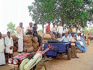 ಸಾಗರ: ಅಧಿಕಾರಿಗೆ ದಿಗ್ಭಂದನ ಹಾಕಿ ಪ್ರತಿಭಟನೆ, ಅನ್ನದಾತನಿಗೆ ಅನ್ಯಾಯ