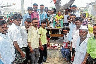 ಕೆಂಭಾವಿ: ಮಂಗನ ಅಂತ್ಯ ಸಂಸ್ಕಾರ