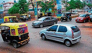 ಅಡ್ಡಾದಿಡ್ಡಿ ಪಾರ್ಕಿಂಗ್: ಸಂಚಾರಕ್ಕೆ ತೊಡಕು