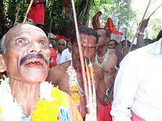 ಆದಿ ಪನ್ನಂಗಾಲ ತಮ್ಮೆ ದೇವಿ ವಾರ್ಷಿಕೋತ್ಸವ:ಕತ್ತಿಯಿಂದ ಹೊಡೆದುಕೊಂಡು ಭಕ್ತರ ನರ್ತನ!