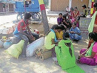 ತುತ್ತಿನ ಚೀಲ ತುಂಬಲು ಗುಳೇ ಹೊರಟರು...