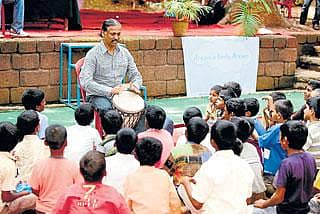 ಆಫ್ರಿಕಾ ವಾದ್ಯದ ಗುಂಗಿನಲ್ಲಿ...