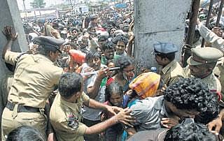 ಆಸ್ತಮಾಕ್ಕೆ ಮೀನು ಮದ್ದು ನೀಡಿಕೆ: ನೂಕುನುಗ್ಗಲು, ಸಾವು