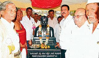 ಹುಯಿಲಗೋಳ ನಾರಾಯಣರಾವ್ ಪುತ್ಥಳಿ ಅನಾವರಣ ;ಕವಿಗಳ ಇತಿಹಾಸ ತಿಳಿಯಿರಿ