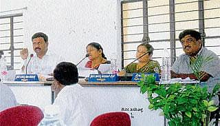 ಅಧಿಕಾರಿಗಳ ಗೈರು: ಸದಸ್ಯರ ಆಕ್ರೋಶ