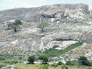 ಬಂಗಾರಪೇಟೆ ಬಳಿ ಆದಿ ಮಾನವರ ಚಿತ್ರ ಚಿತ್ತಾರ