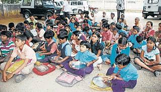 ಆಶ್ರಮ ಶಾಲೆ ಮುಚ್ಚದಿರಲು ಆಗ್ರಹ