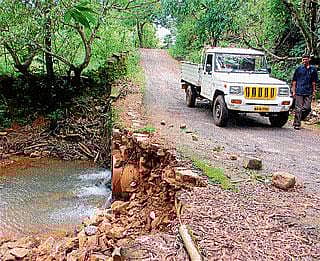 ಅಪಾಯದಲ್ಲಿ ತೋಟಿಮನೆ ಸೇತುವೆ :ಕಳಪೆ ಗುಣಮಟ್ಟದ ಮುಷ್ಕಿ-ಶಿರಗಣಿ ರಸ್ತೆ