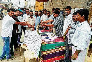 ಹೆದ್ದಾರಿ ವಿಸ್ತರಣೆಗೆ ಬೆಂಬಲಿಸಿ ಸಹಿ ಸಂಗ್ರಹ