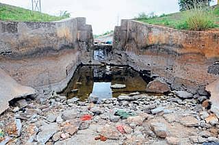 ಕೋಟಿ ಸುರಿದರೂ ಹರಿಯದ ಭದ್ರಾ ನೀರು!