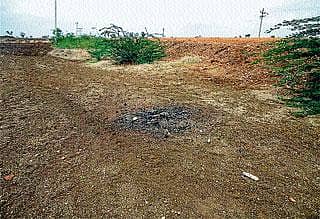 ರುದ್ರಭೂಮಿಯೇ ಇಲ್ಲ : ದಾರಿ ಪಕ್ಕದಲ್ಲಿಯೇ ಶವ ಸಂಸ್ಕಾರ !