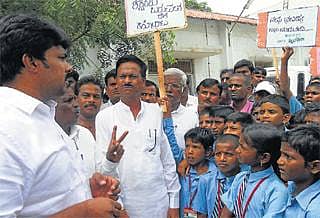ಶಿಕ್ಷಕರಿಗಾಗಿ ಬೀದಿಗಿಳಿದ ವಿದ್ಯಾರ್ಥಿಗಳು