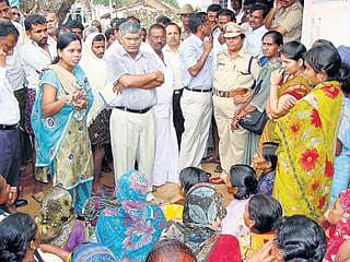 ಬಯಲು ಶೌಚಾಲಯ ಪ್ರಕರಣ: ನೊಂದ ಮಹಿಳೆ ಅಳಲು ಆಲಿಸದ ಅಧಿಕಾರಿಗಳು!