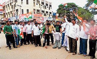 ಶಾಲೆ ಬಂದ್:ಯುವಕಾಂಗ್ರೆಸ್ ಖಂಡನೆ