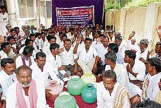 ಹಣ ದುರ್ಬಳಕೆ ವಿರೋಧಿಸಿ ಧರಣಿ