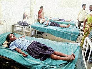 ಚಾವಣಿ ಕುಸಿತ: ವಿದ್ಯಾರ್ಥಿಗಳಿಗೆ ಗಾಯ:ಕ್ಷೇತ್ರ ಶಿಕ್ಷಣಾಧಿಕಾರಿಗಳ ಕಚೇರಿ ಎದುರು ಕರವೇ ಪ್ರತಿಭಟನೆ