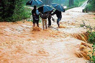 ಮಳೆಯ ಅಬ್ಬರ: ಪರದಾಡಿದ ಪ್ರಯಾಣಿಕರು