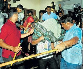 ಯುವತಿಯರ ಮೇಲೆ ಅಮಾನವೀಯ ಹಲ್ಲೆ