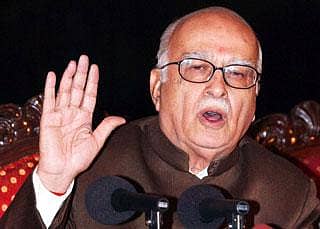 ಅಸ್ಸಾಂ ಹಿಂಸಾಚಾರಕ್ಕೆ ಬಾಂಗ್ಲಾ ವಲಸಿಗರೇ ಕಾರಣ - ಅಡ್ವಾಣಿ ಆರೋಪ