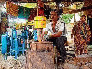 ಕಮ್ಮಾರಿಕೆಗೆ ಆಧುನಿಕ ಸ್ಪರ್ಶ ನೀಡಿದ ಯುವಕ