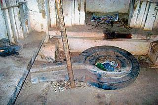 ನಿರ್ಲಕ್ಷ್ಯಕ್ಕೆ ಒಳಗಾಗಿರುವ ಲಕ್ಷ್ಮಿಲಿಂಗನ ಗುಡಿ...!