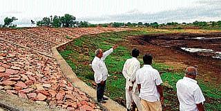ಬೇವಿನಮಟ್ಟಿ ಕೆರೆ ಹೂಳು ಖಾಲಿ: ರೈತರ ಶ್ರಮಕ್ಕೆ ಸಾಕ್ಷಿ