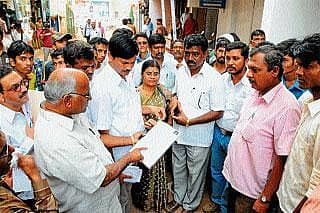 ಲೈಸನ್ಸ್ ಇಲ್ಲದೆ ವ್ಯಾಪಾರ, ಅನಧಿಕೃತ ಫಲಕ